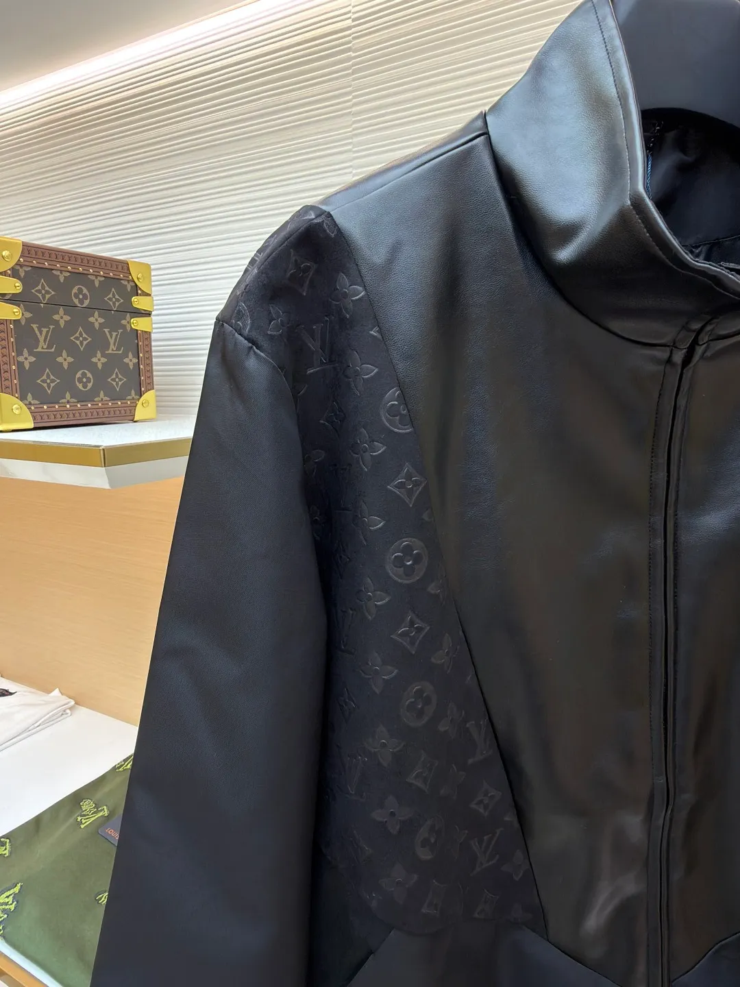 LOUIS VUITTON Presbyopic embossed stitching leather jacket ●Original version: Purchased and developed at 32999 ●Item number: 1681437-C10 ●Fabric: nylon fabric ●Technology: embossed production ●Version: fitted version ●Weight: about 815 grams ●Size: S-M-L-XL ●Description: The main body of the garment is made of 100% nylon material, which is very breathable. You will not feel stuffy at all when wearing it. The cuffs, collar and front are all made of soft sheep leather, which is smooth to the touch and has a full texture! Classic Monogram embossed suede leather inserts. The high collar design with elastic cuffs and hem is not only windproof and warm, but also allows you to move freely without feeling restricted at all! The zipper opening and closing design on the side is also very considerate, making it very convenient to put on and take off. There are also practical pockets on both sides, which can hold many small items. It is fully functional and can be matched with many types of clothing to create a fashionable look. The overall wiring is straight and delicate, the fabric is comfortable and soft, and the color is consistent without color difference. It can be matched with the same style to create a fashionable look and control various occasions. Customized accessories, complete with three standards, same style for men and women!